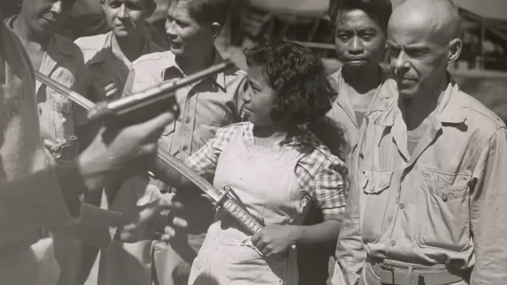 Leden van de verzetsgroep met wapens in hun handen. 