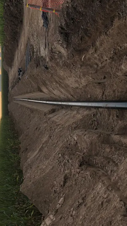 Uitgegraven grond waar pijpleiding in ligt.