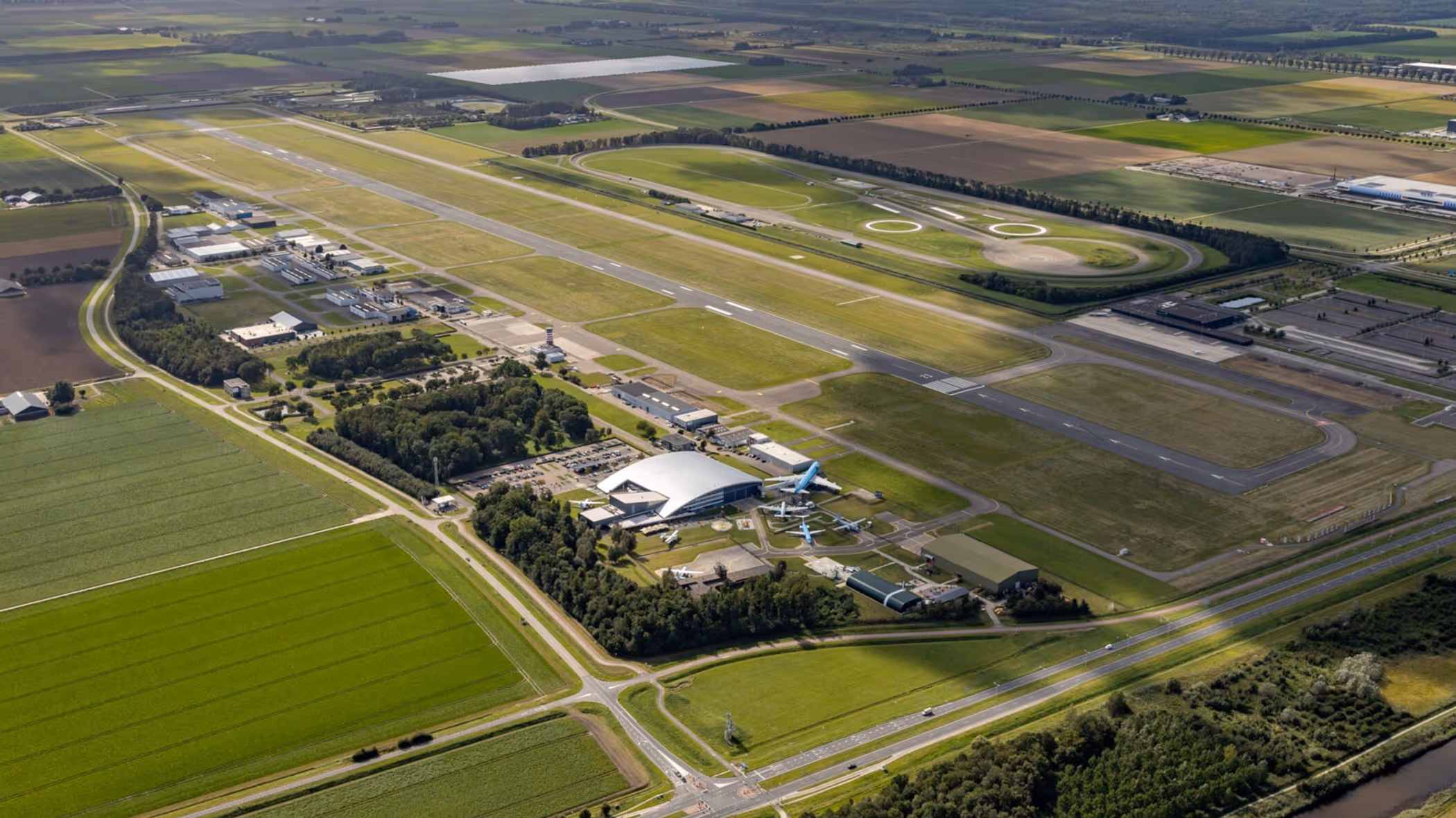 Luchtfoto van de start- en landingsbaan van Vliegveld Lelystad.
