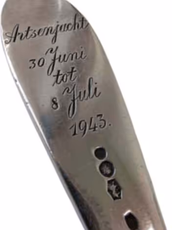 Een metalen lepel met ingegraveerde tekst: "Artsenjacht 30 juni tot 8 juli 1943."