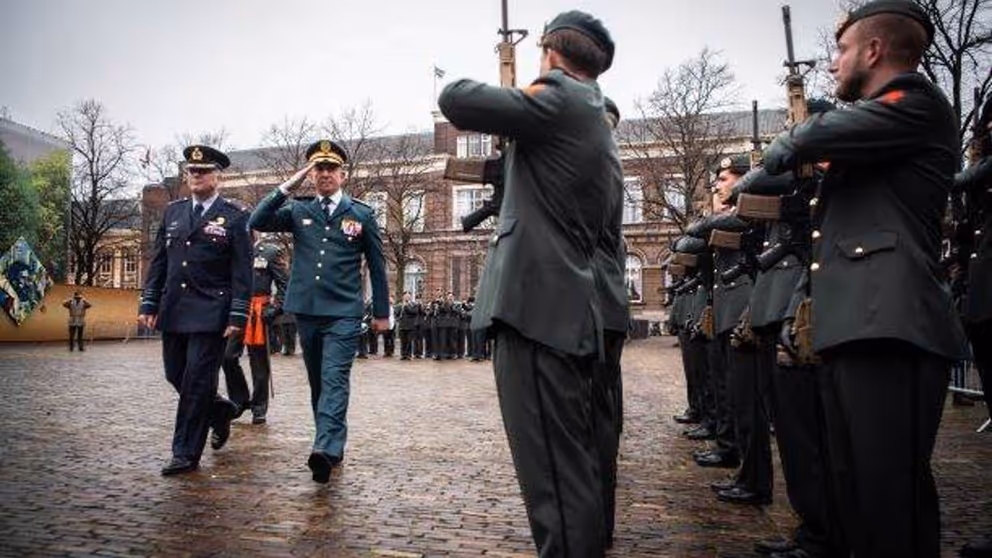 Commandant der Strijdkrachten generaal Onno Eichelsheim en zijn Libanese ambtgenoot luitenant-generaal Rodolphe Haykal lopen langs de erewacht op het Plein in Den Haag.