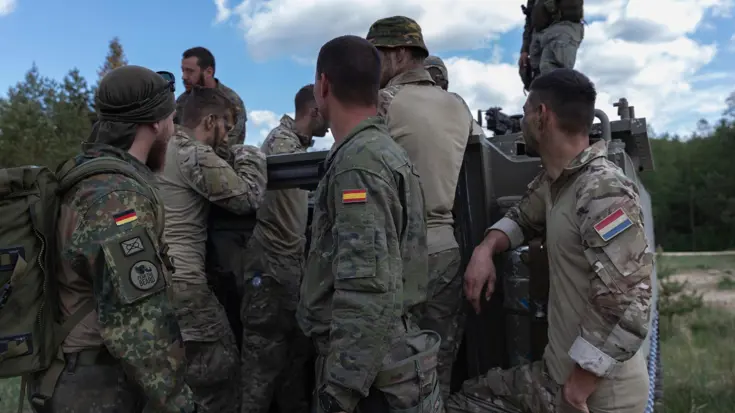 Groepje Nederlandse en buitenlandse militairen.