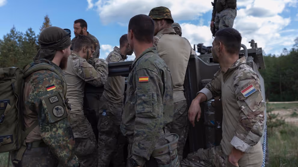 Groepje Nederlandse en buitenlandse militairen.