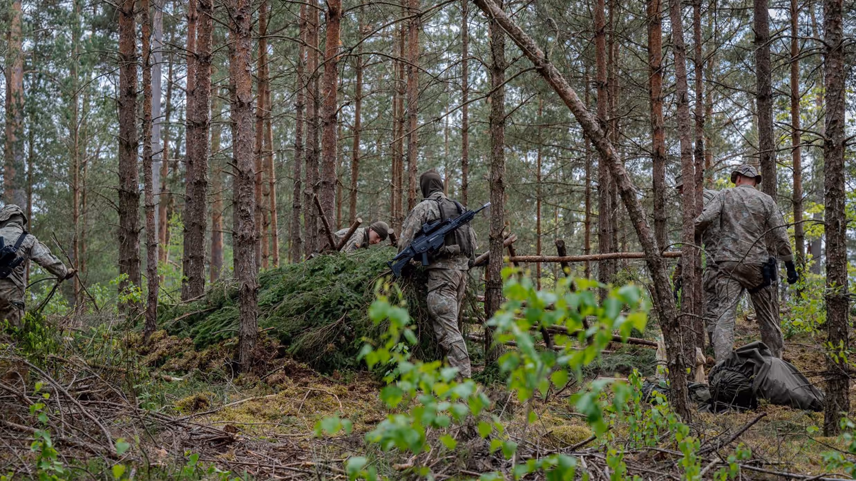 Militairen in het bos.