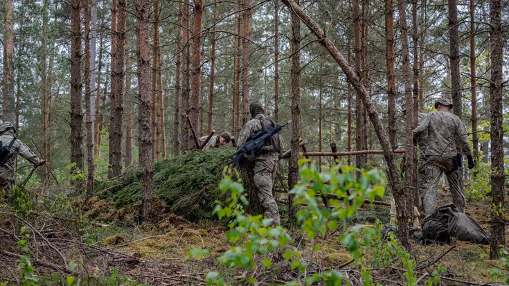 Militairen in het bos.