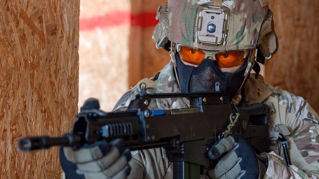 Militair met geweer in aanslag