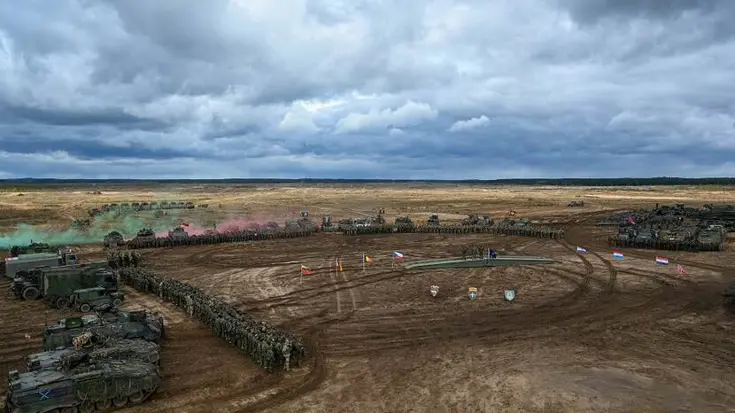 Legereenheden op een grote open vlakte tijdens oefening Iron Wolf in Litouwen.