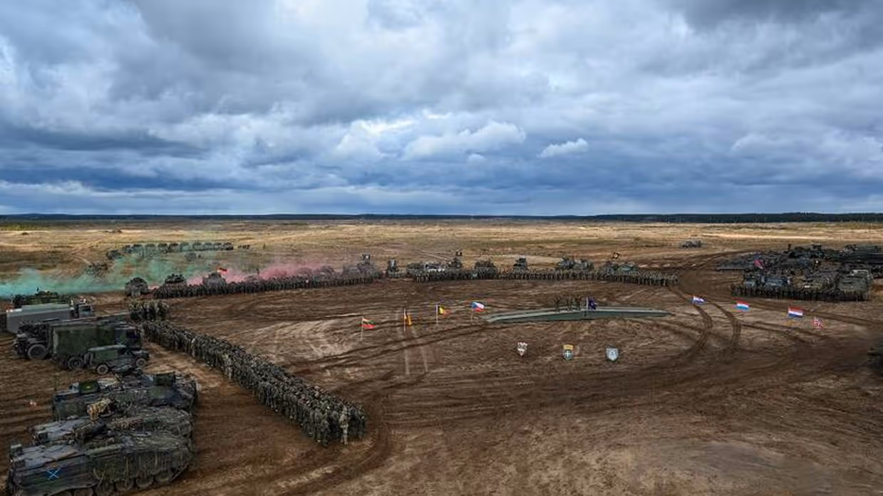 Legereenheden op een grote open vlakte tijdens oefening Iron Wolf in Litouwen.