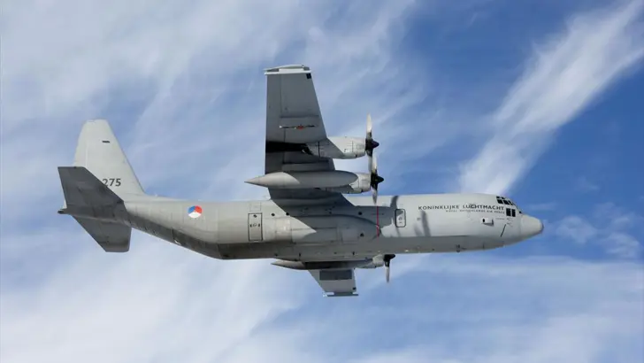 Lockheed C-130 Hercules-transportvliegtuig in de lucht.