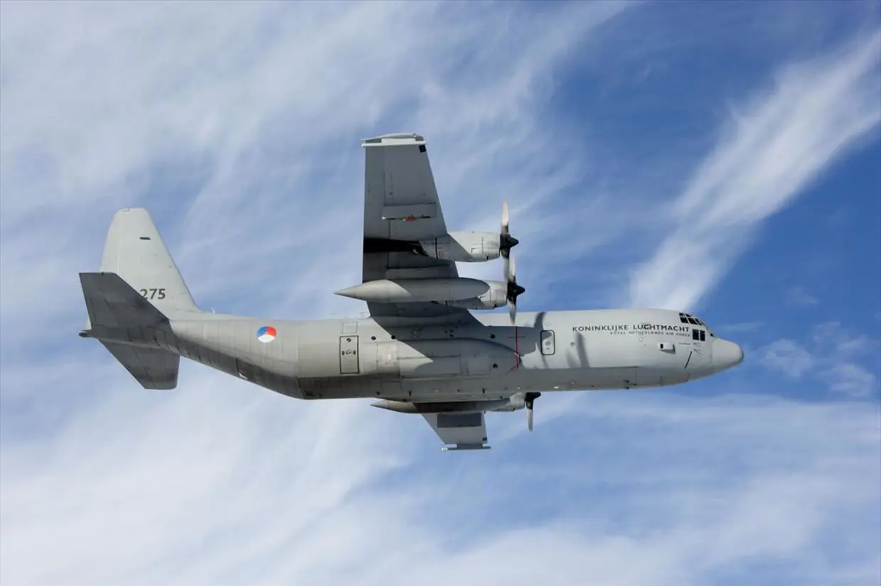 Lockheed C-130 Hercules-transportvliegtuig in de lucht.