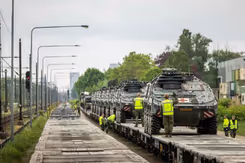 Militair materieel op trein.