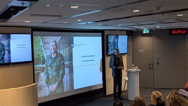 Militair spreekt zall toe.