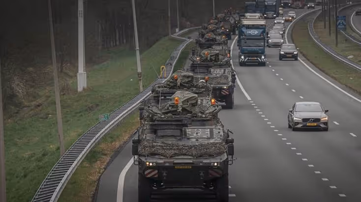 Militaire voertuigen op snelweg.