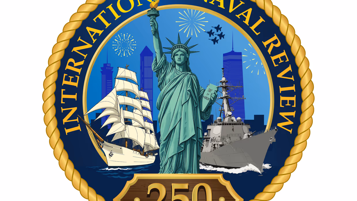 Logo met daarop het vrijheidsbeeld en eromheen de tekst Naval Review America250. 