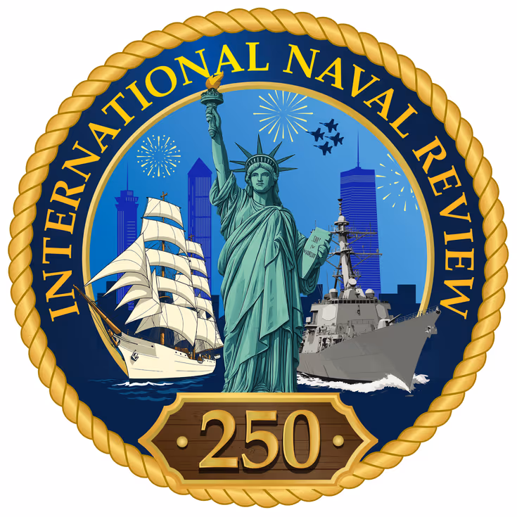 Logo met daarop het vrijheidsbeeld en eromheen de tekst Naval Review America250. 