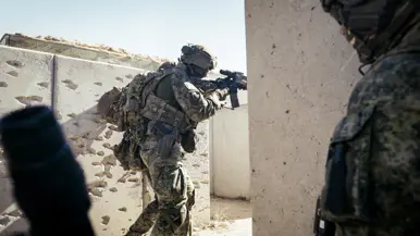 Twee gewapende militairen in een loopgraaf van beton. 