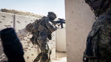Twee gewapende militairen in een loopgraaf van beton. 