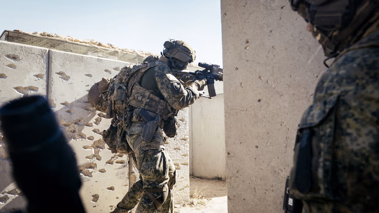 Twee gewapende militairen in een loopgraaf van beton. 