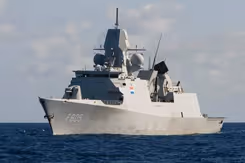 Marineschip Zr.Ms. Evertsen op zee.