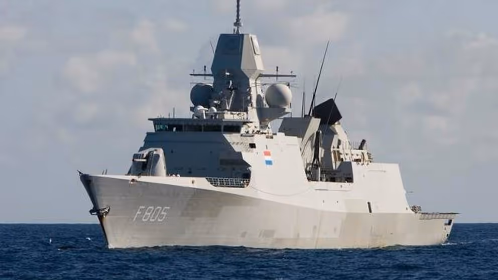 Marineschip Zr.Ms. Evertsen op zee.