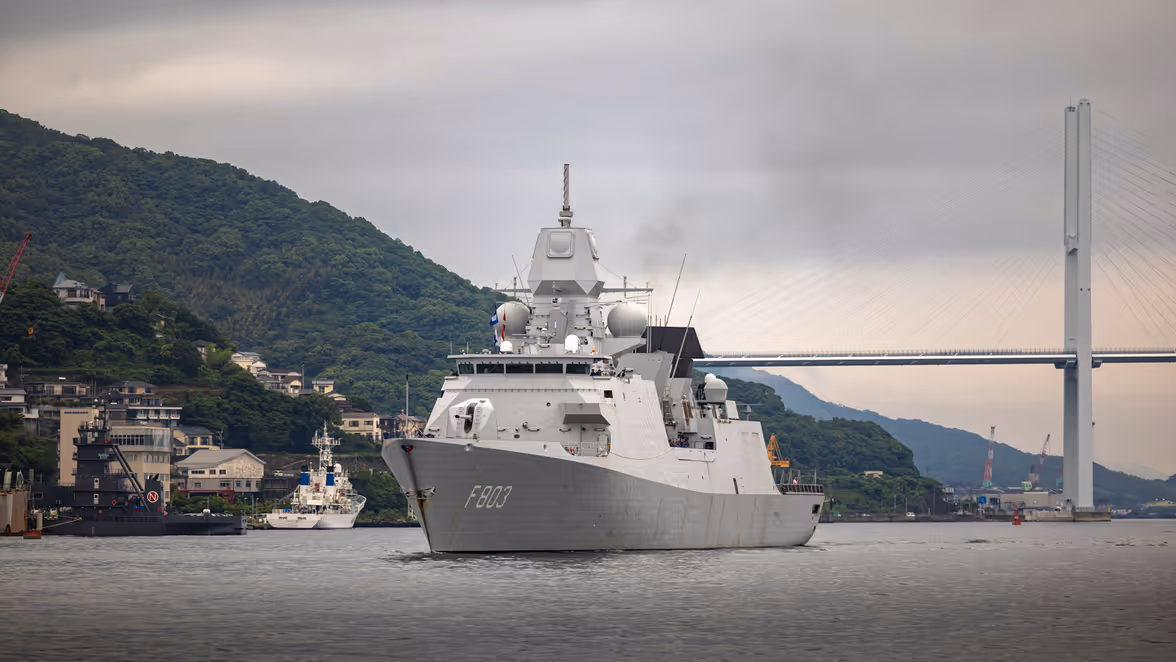 Luchtverdedigings- en commandofregat Zr.Ms. Tromp op zee. 