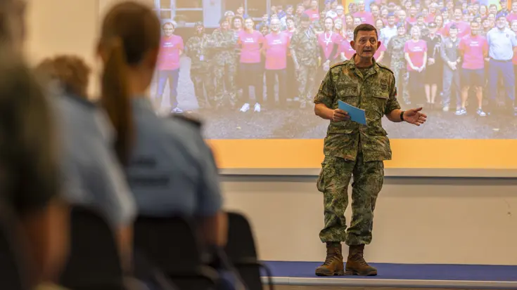Een hoge militair heeft het woord.