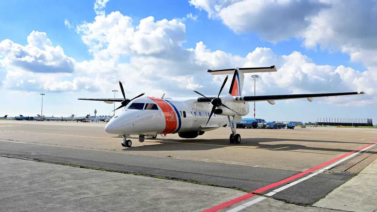 Een Dash-8-patrouillevliegtuig op de landingsbaan.