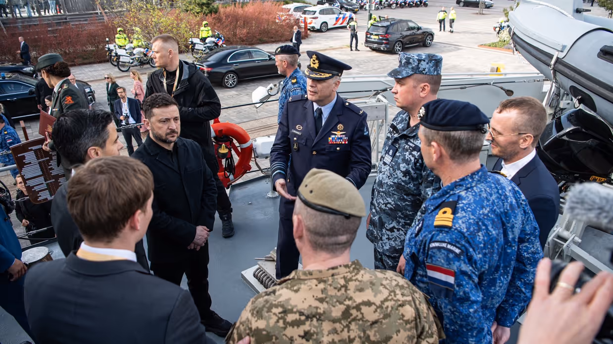 Zelensky met een aantal militairen aan boord van Zr.Ms. Makkum.