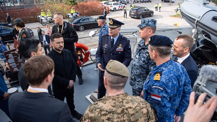 Zelensky met een aantal militairen aan boord van Zr.Ms. Makkum.