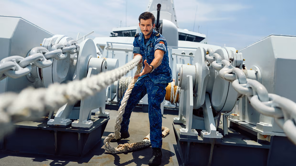 Een militair aan het werk op een schip.