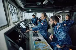Mariniers aan boord van een schip.