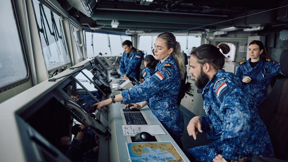 Mariniers aan boord van een schip.