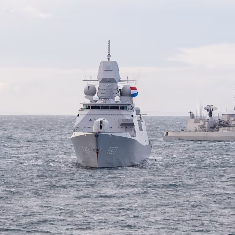 2 marineschepen op zee.