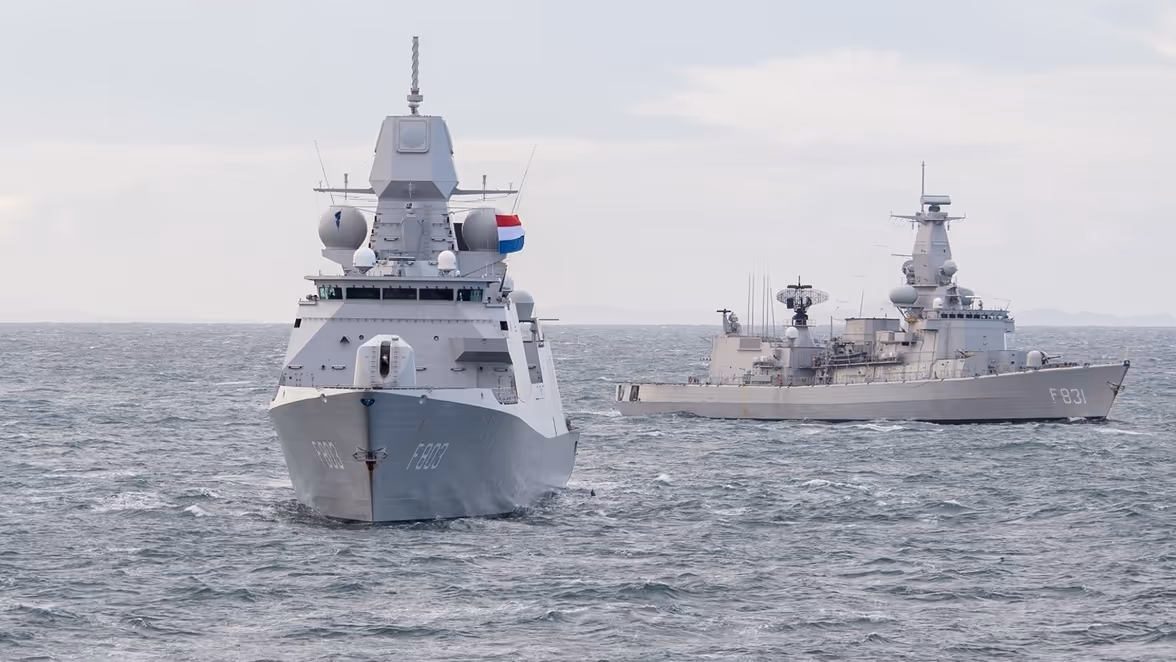 2 marineschepen op zee.