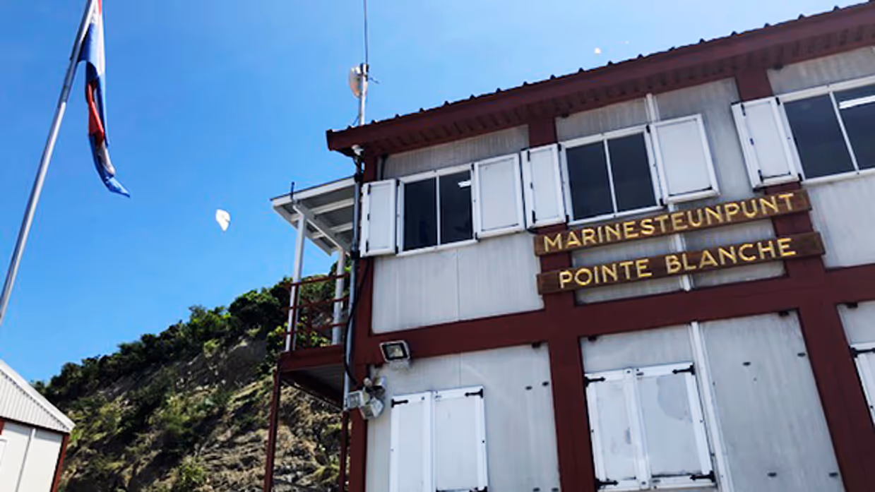 Het gedateerde marine steunpunt Pointe Blanche op Sint-Maarten.
