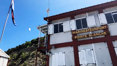 Het gedateerde marine steunpunt Pointe Blanche op Sint-Maarten.