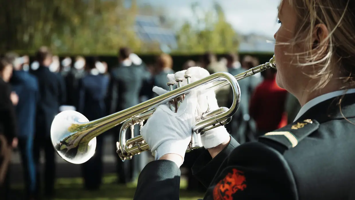  Mix van beelden van Mark. Zo zien we dat zijn kist wordt gedragen door militairen en dat zijn baret en onderscheidingen plechtig worden gedragen door een collega.