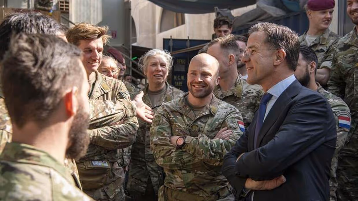 Mark Rutte in gesprek met militairen.