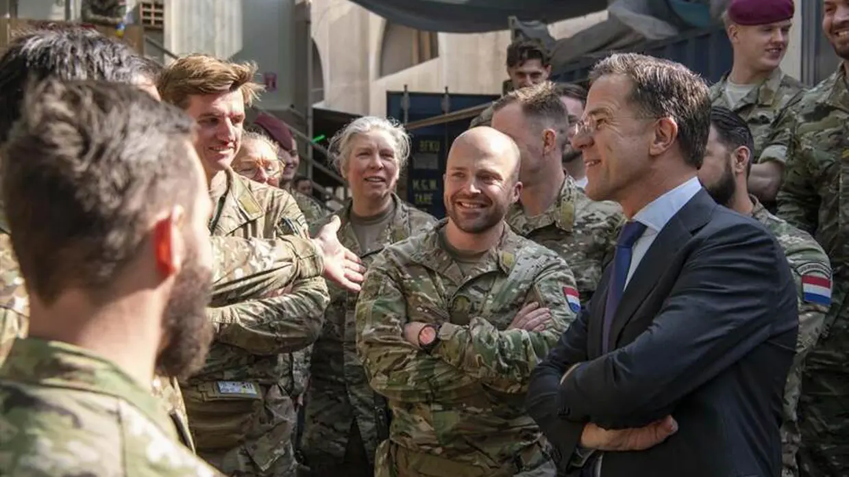 Mark Rutte in gesprek met militairen.