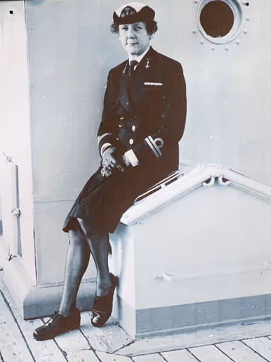 Een oude foto van een vrouw in uniform.