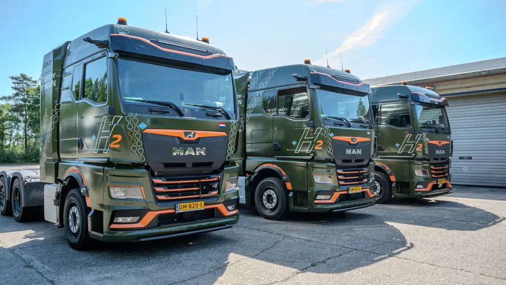 Trucks staan naast elkaar opgesteld.