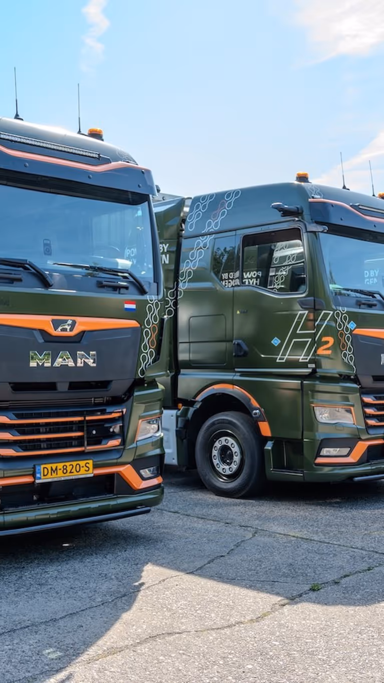 Vrachtwagens van Defensie. 