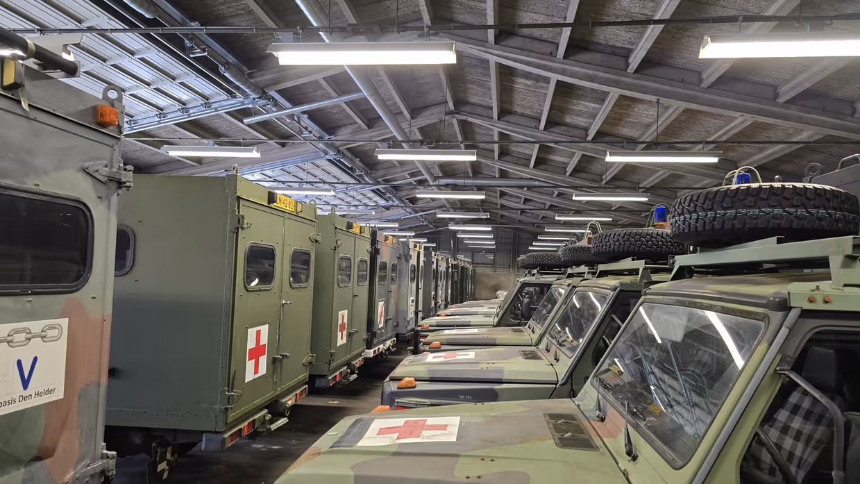 Enkele rijen oude zau’s in een loods.  