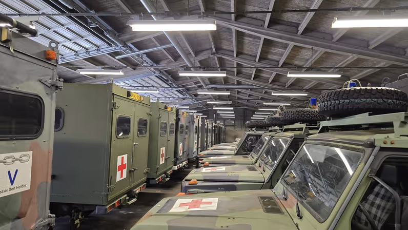 Enkele rijen oude zau’s in een loods.  