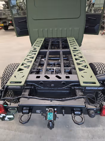 Het achteraanzicht van een Wolf met de pasplaten gemonteerd op het chassis.  