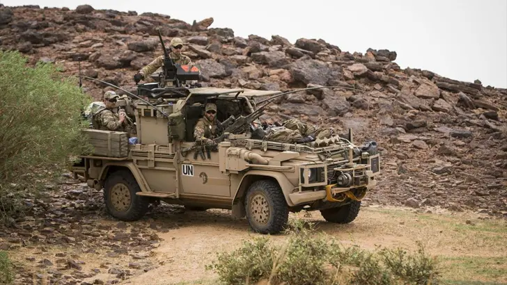 Een Mercedes-Benz met soldaten.