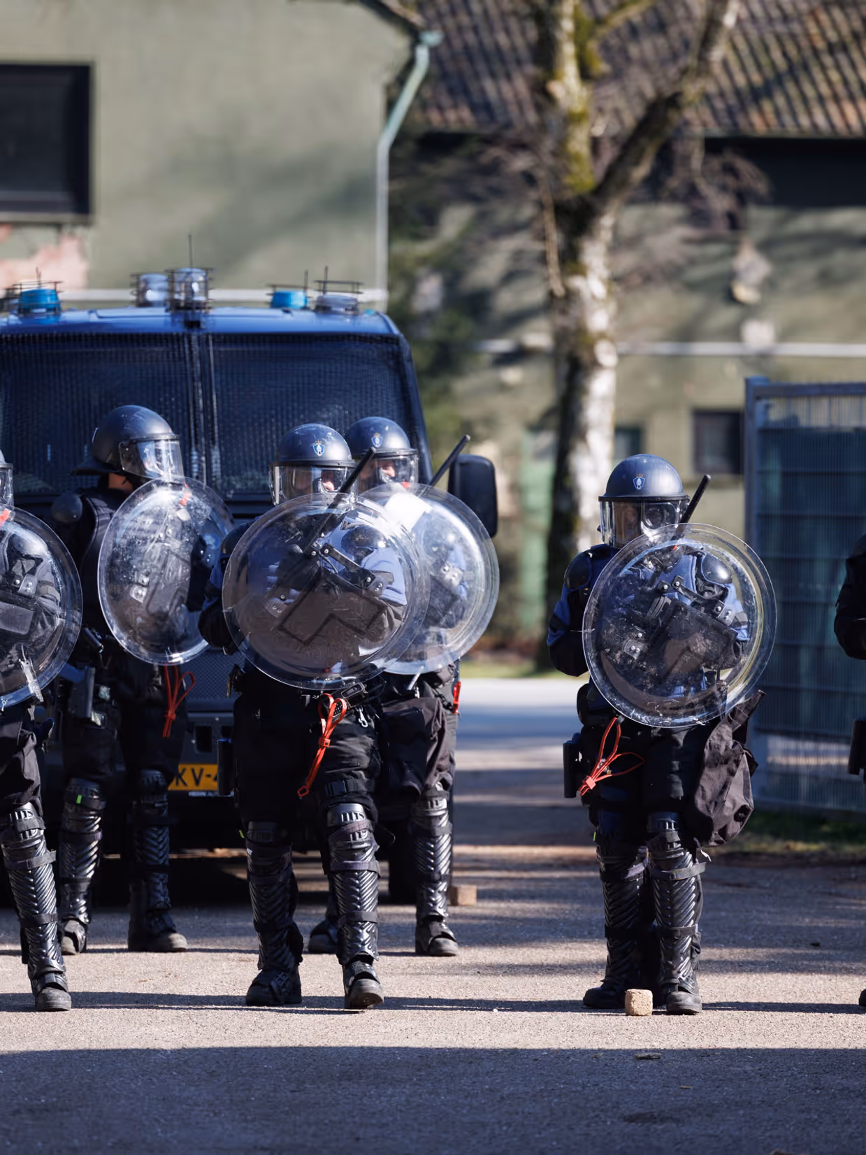 Marechaussees van de ME op linie met schilden.