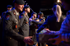 Militairen staan in tenue in rij te wachten op hun medaille