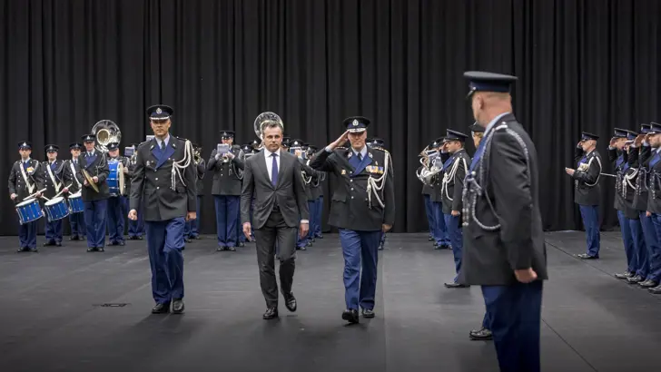 Optreden orkest koninklijke marechaussee bij medaille-uitreiking.