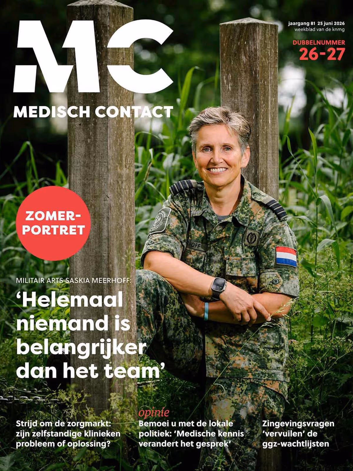 De cover van Medisch Contact toont een glimlachende militair arts in camouflagekleding, zittend tussen groene planten en houten palen.